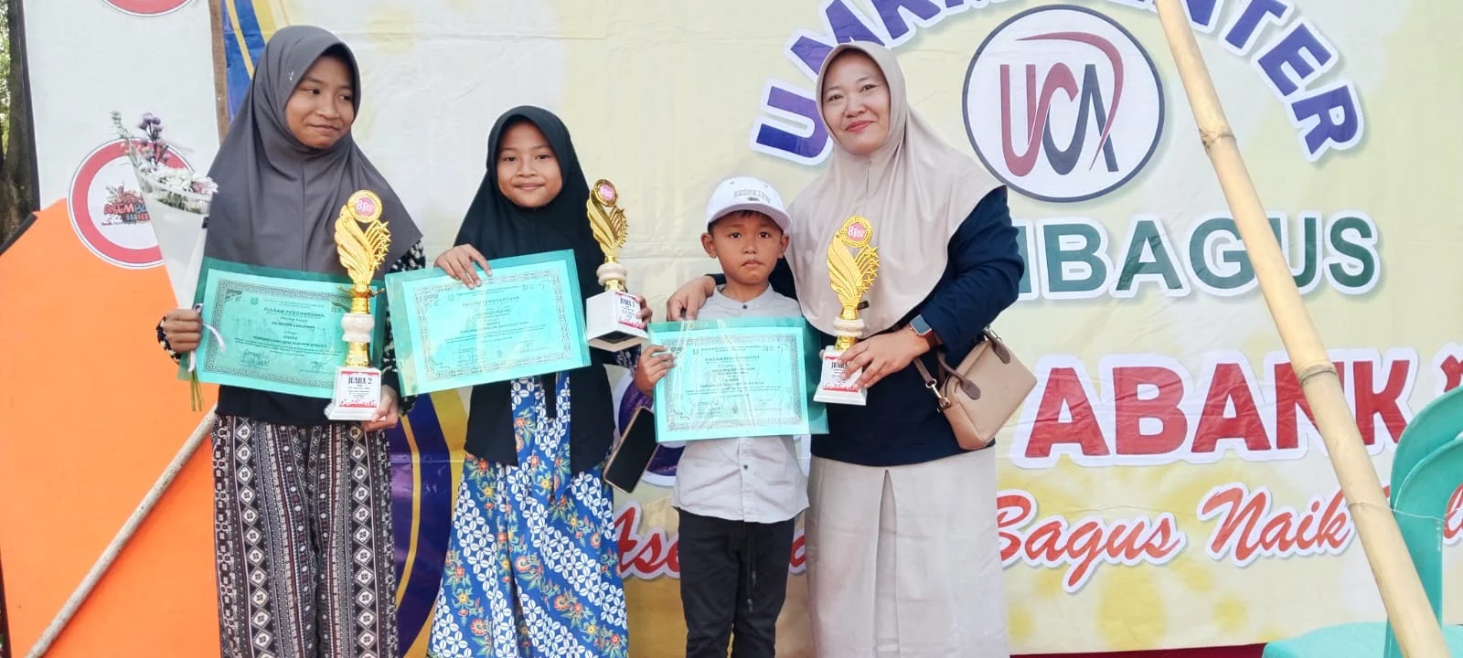 Penerimaan Piala dan Piagam lomba tingkat Kecamatan